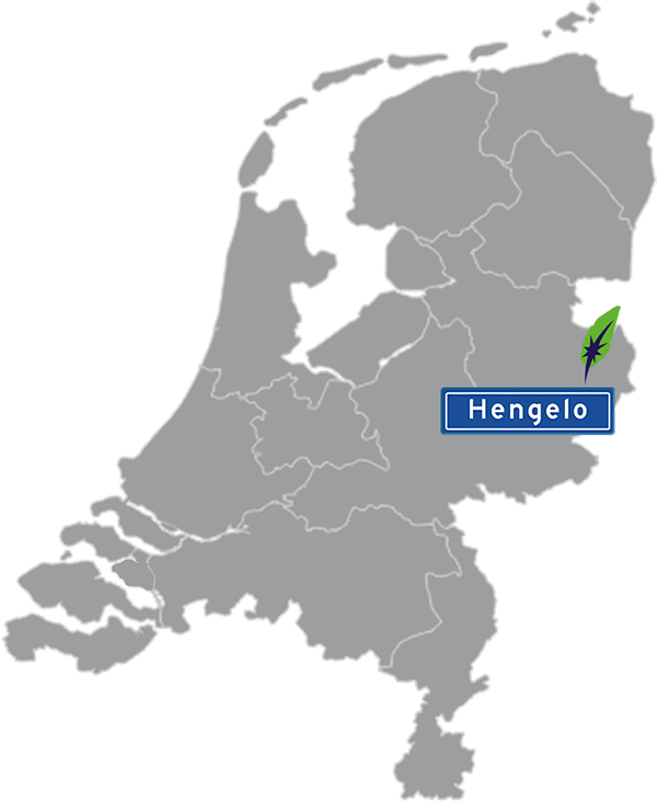 Grijze kaart van Nederland met Hengelo aangegeven voor maatwerk taalcursus Duits zakelijk - blauw plaatsnaambord met witte letters en Dagnall veer - transparante achtergrond - 600 * 733 pixels